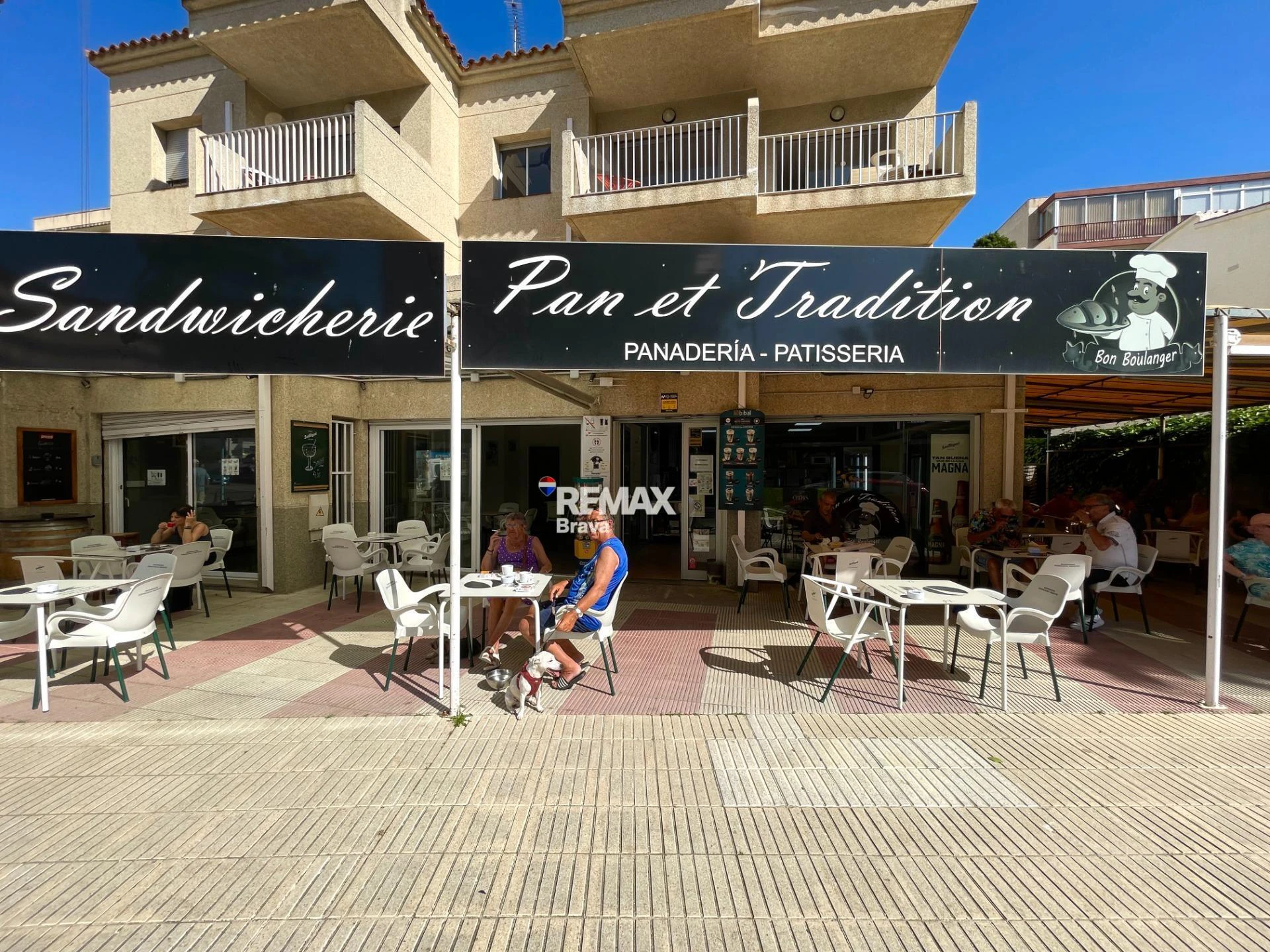 Roses, Santa Margarita: se traspasa una panadería - cafetería en pleno funcionamiento