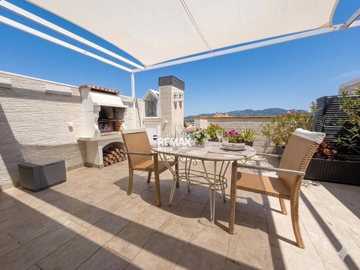 *** GELEGENHEIT IN EMPURIABRAVA: DUPLEX-PENTHOUSE MIT TOURISTENLIZENZ UND KANALBlick ***