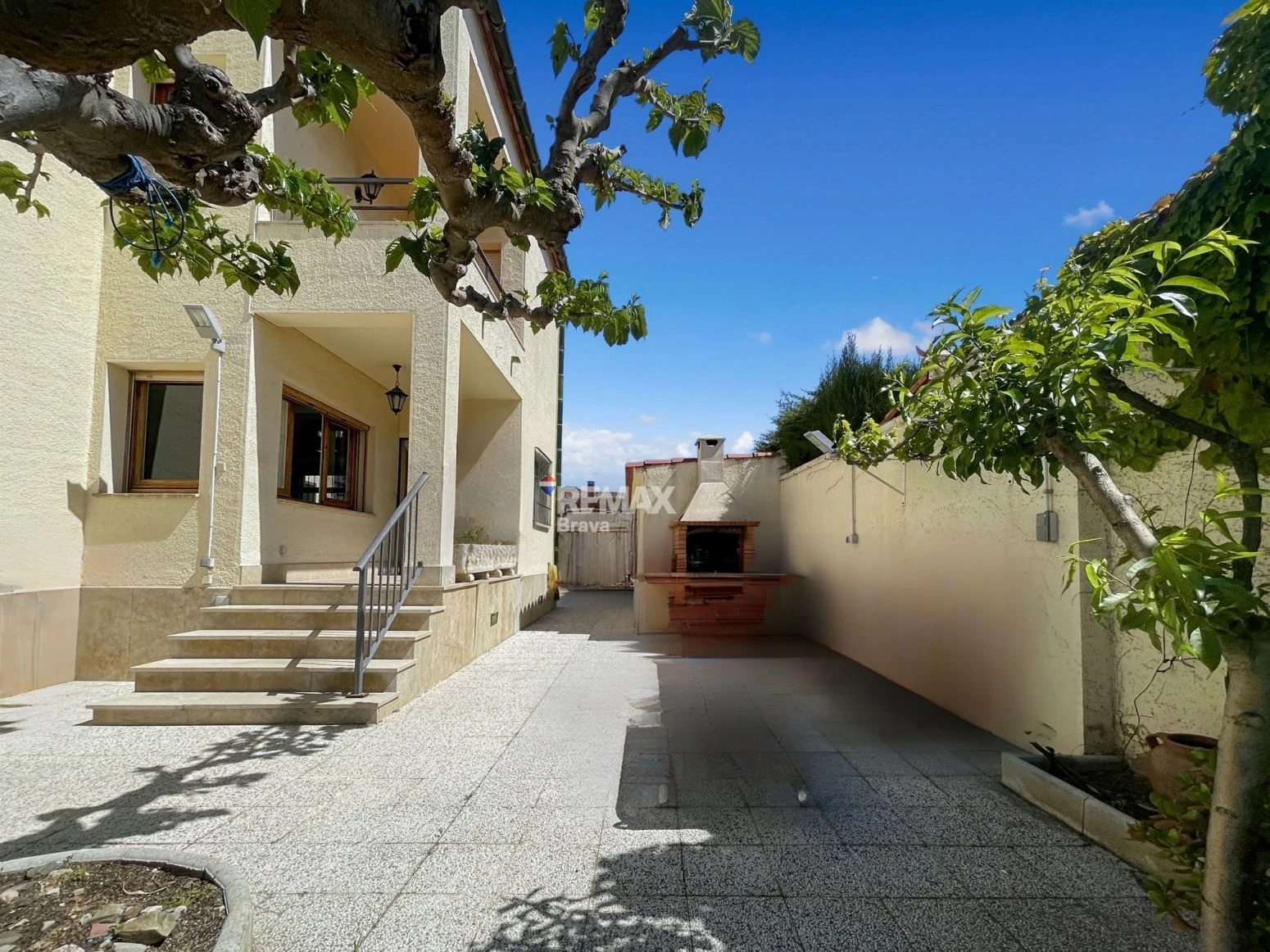 Roses – Mas Mates | Elegante villa con jardín, bodega y espacios llenos de luz