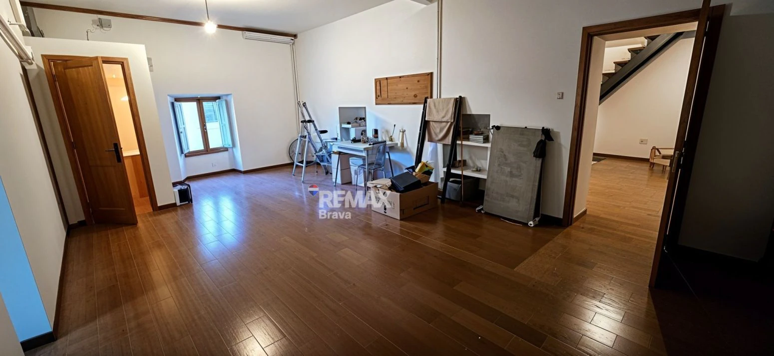 Celrà | Vivienda de grandes dimensiones con jardín, piscina y planta independiente