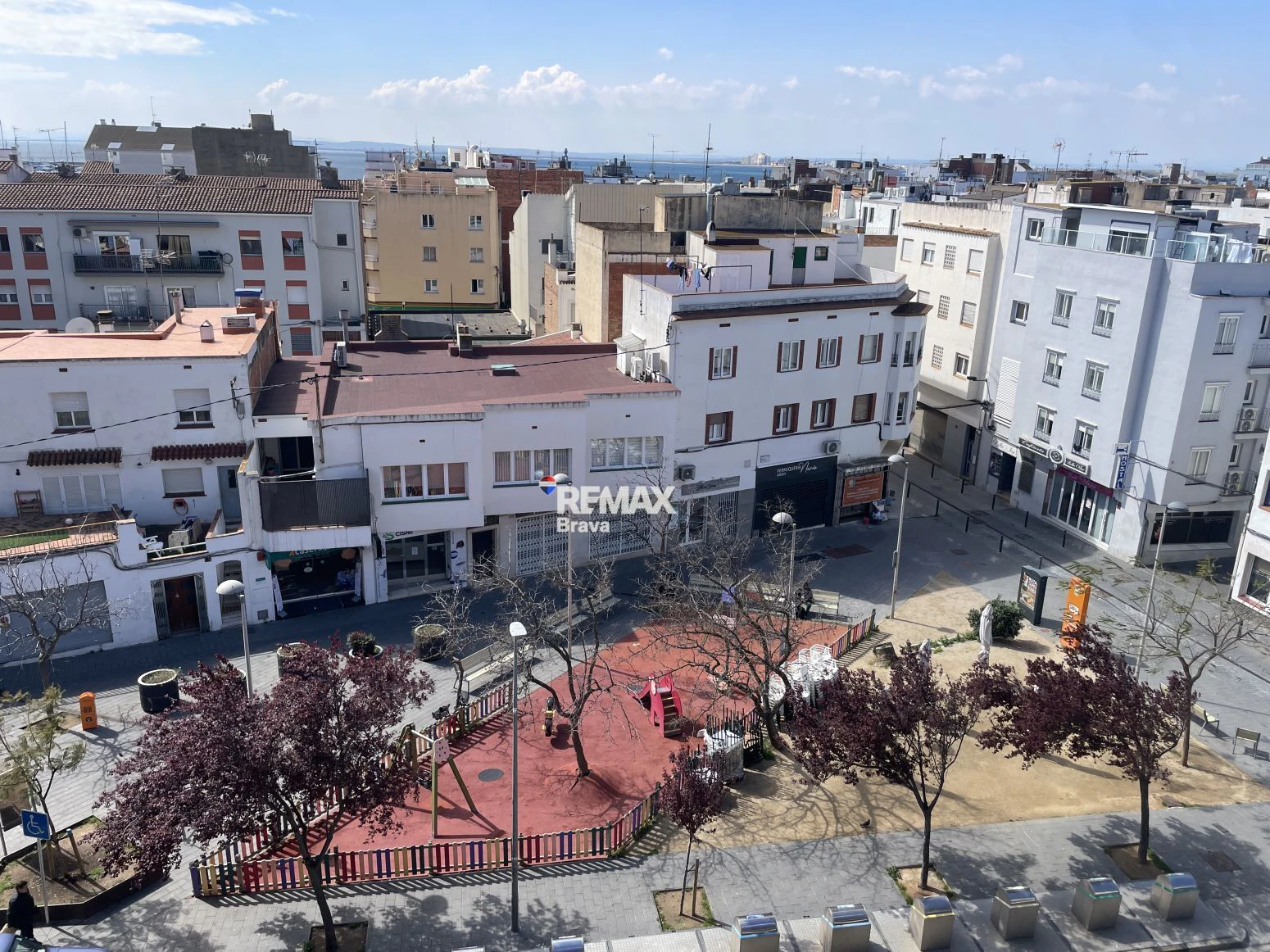 Apartamento con gran terraza y vistas al mar en pleno centro de Roses
