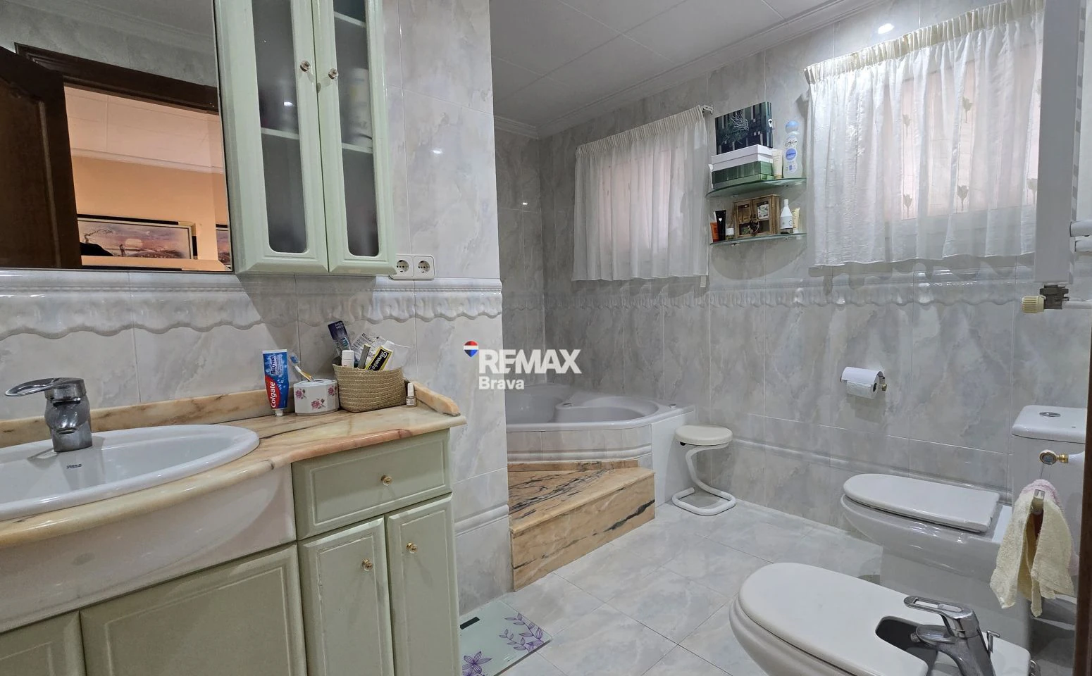Amplia vivienda con piscina, ascensor y garaje cerca de la playa en Pineda de Mar