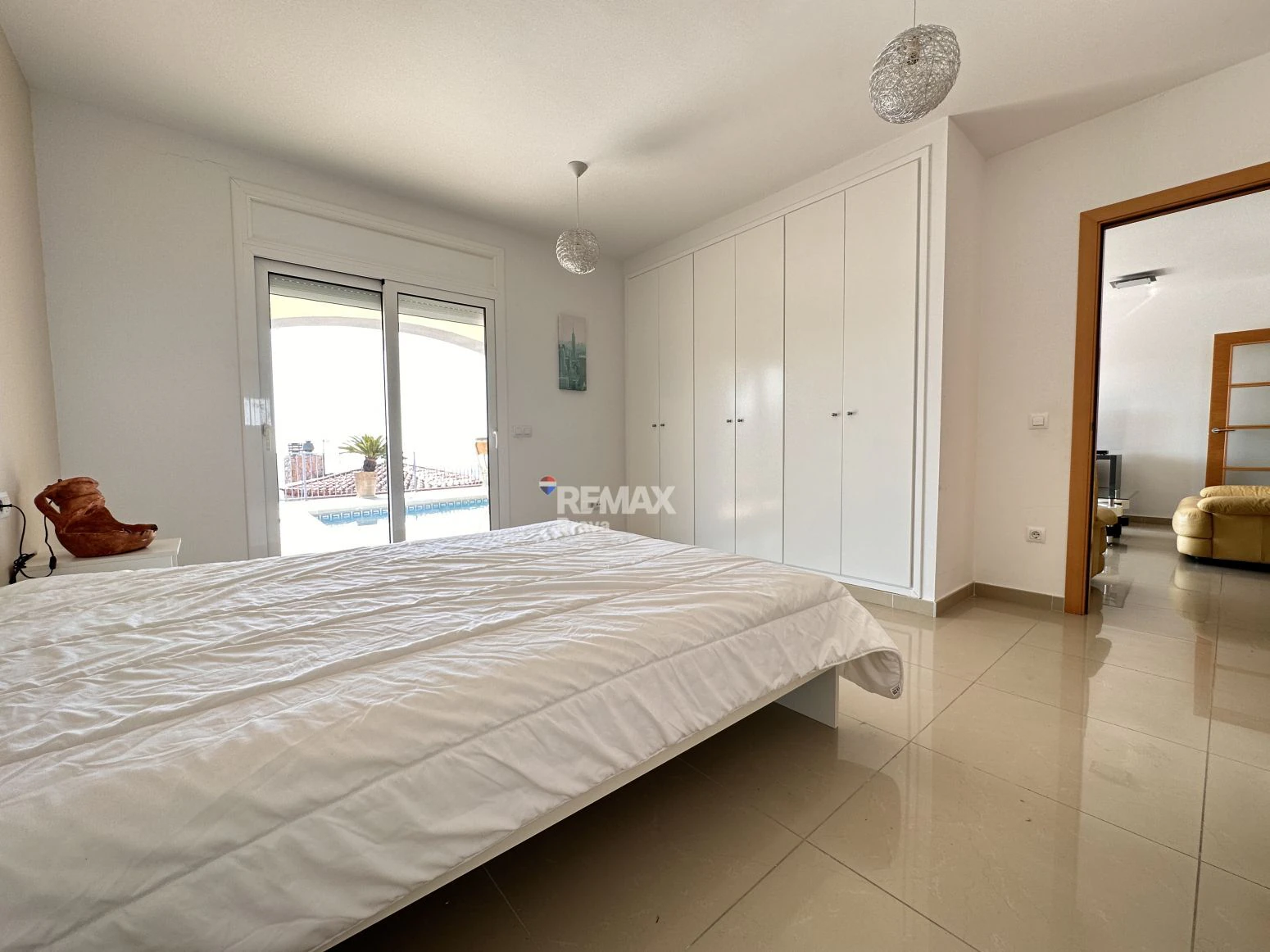 Roses · Exclusiva casa unifamiliar con vistas al mar y dos viviendas independientes · RE/MAX Brava
