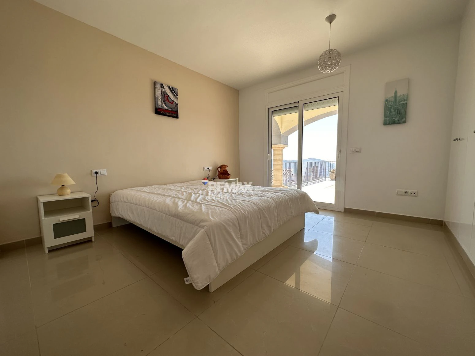 Roses · Exclusiva casa unifamiliar con vistas al mar y dos viviendas independientes · RE/MAX Brava