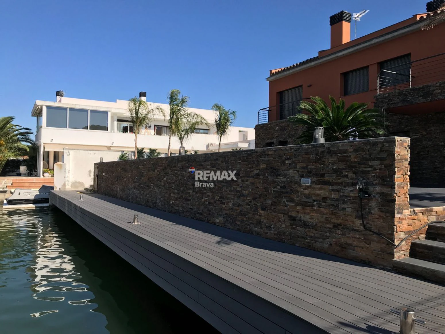 Roses – Santa Margarida | Exclusiva Casa Canal con 20 Metros de Amarre Privado