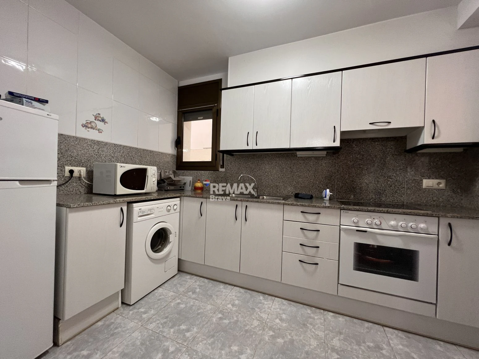 Roses | Apartamento en primera línea de mar con gran terraza y piscina comunitaria