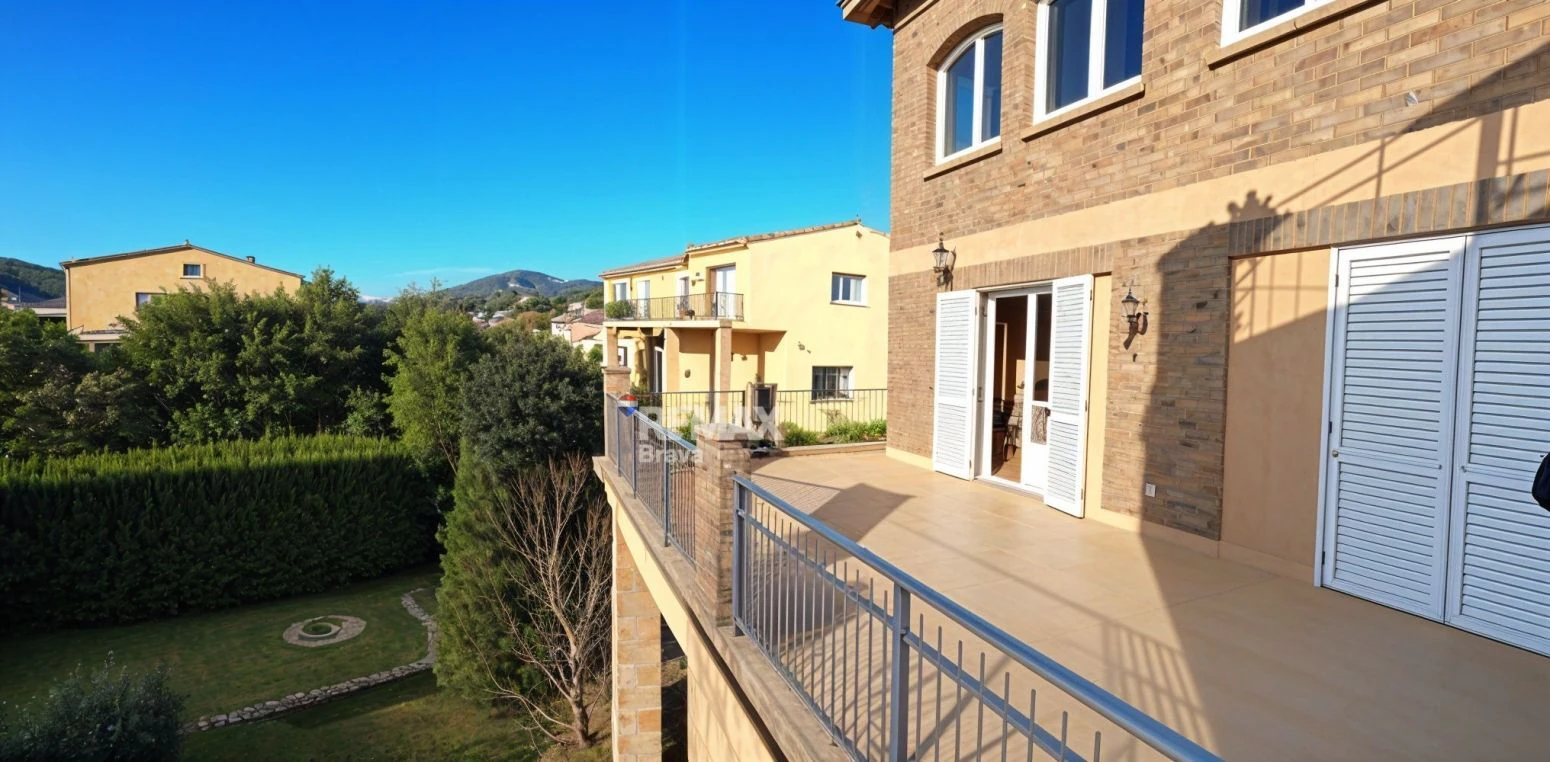 Celrà | Vivienda de grandes dimensiones con jardín, piscina y planta independiente