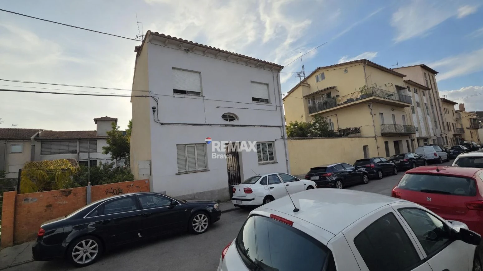 Olot | Casa con dos viviendas independientes, amplio jardín y gran potencial de inversión