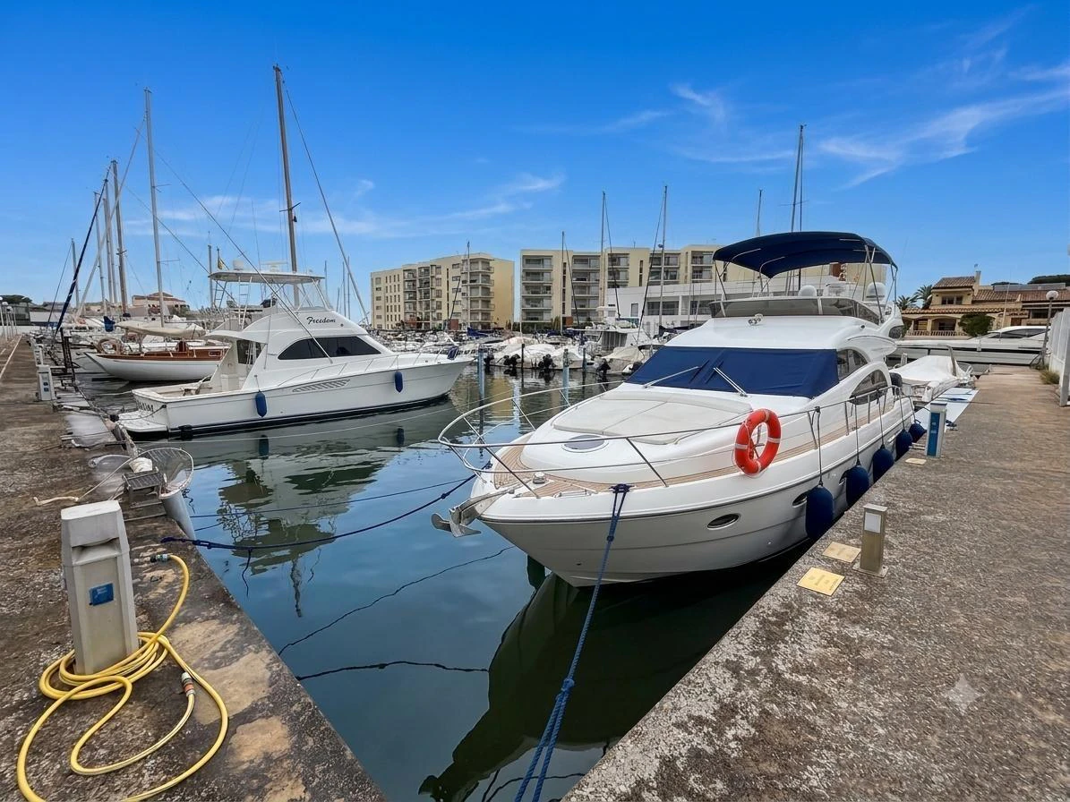 Exclusivo apartamento con amarre privado, gran terraza y licencia turística en Santa Margarida – Roses.