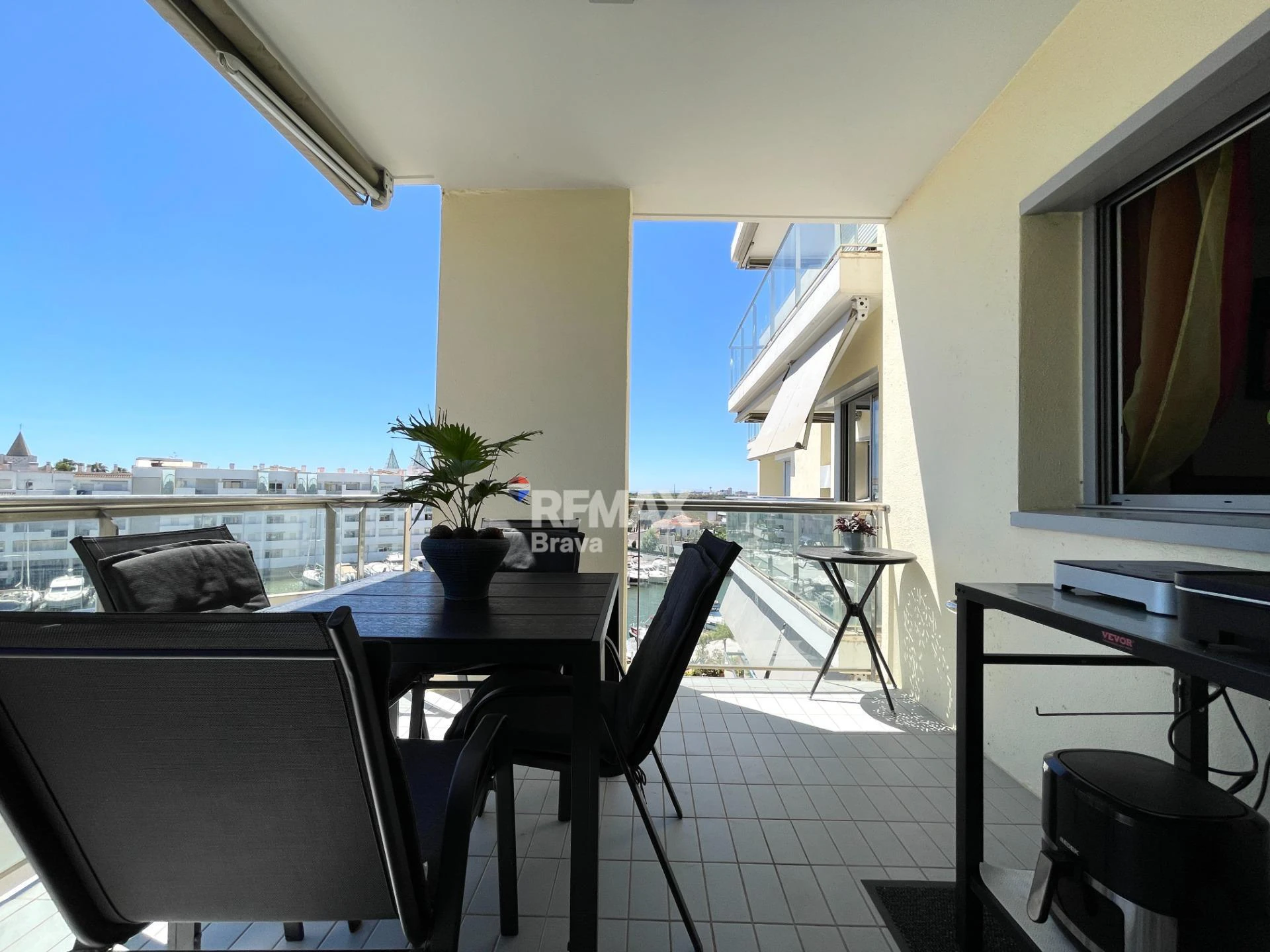Roses, Santa Margarita: Apartamento con vistas al mar, ascensor, parking y trastero.