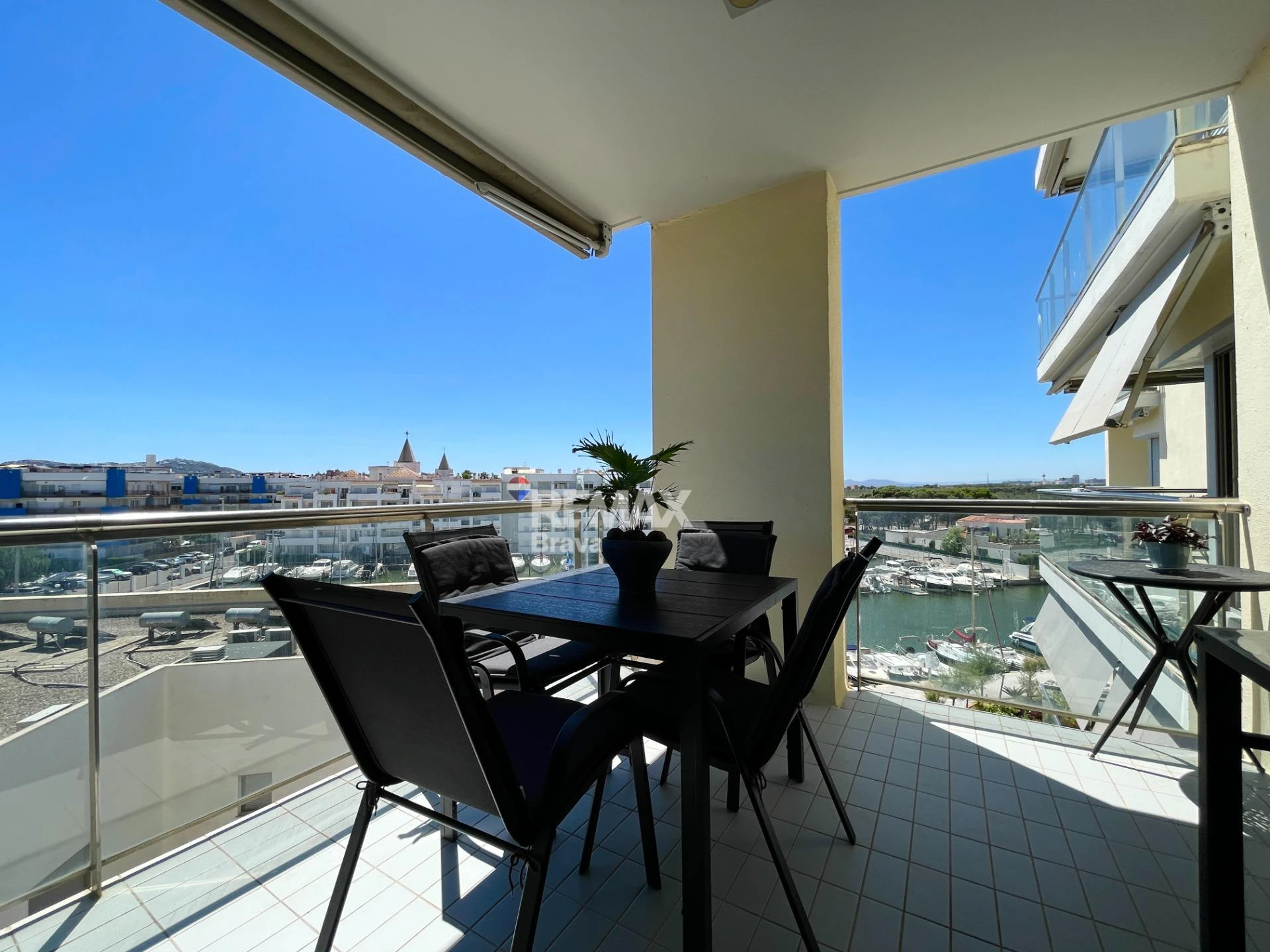 Roses, Santa Margarita: Apartamento con vistas al mar, ascensor, parking y trastero.