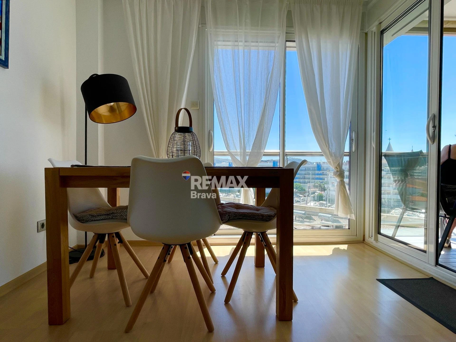 Roses, Santa Margarita: Apartamento con vistas al mar, ascensor, parking y trastero.