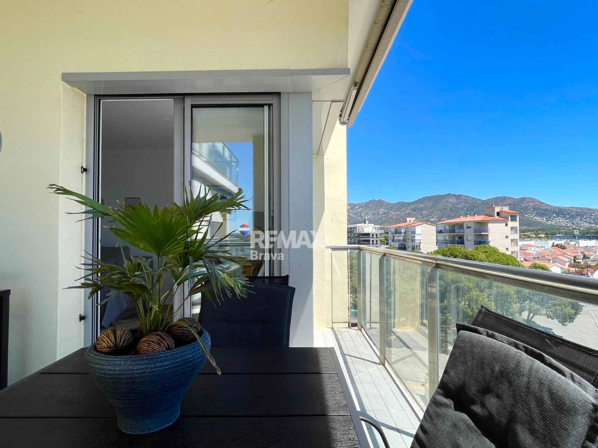 Roses, Santa Margarita: Apartamento con vistas al mar, ascensor, parking y trastero.