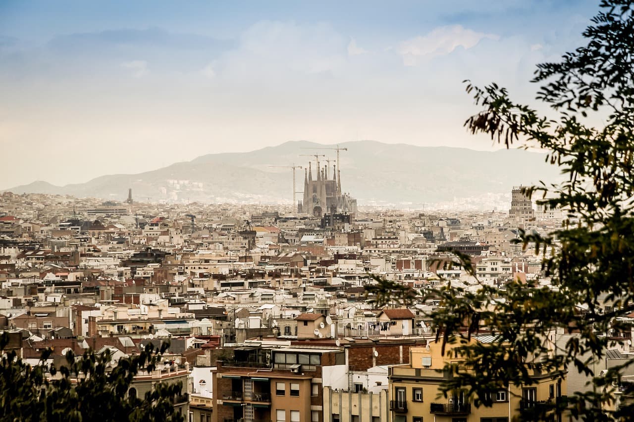 ¿En qué país se encuentra Barcelona? Descubre su ubicación en España