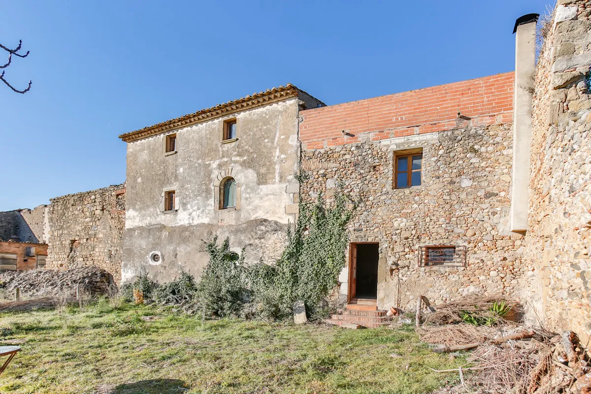 7335 - Maison à réhabiliter avec jardin dans l'Alt Empordà