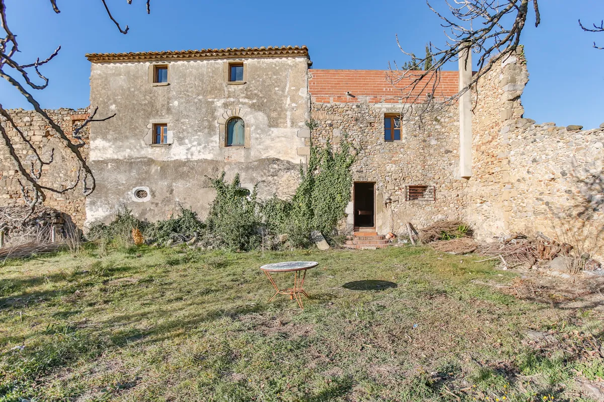 7335 - Maison à réhabiliter avec jardin dans l'Alt Empordà