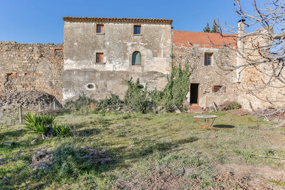 7335 - Maison à réhabiliter avec jardin dans l'Alt Empordà