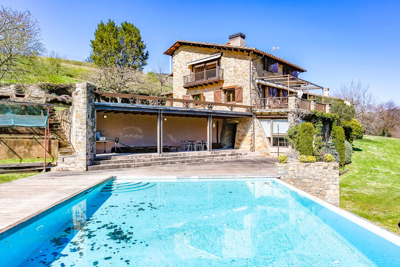 4395 - Country house in La Garrotxa with spectacular views of the Pyrenees