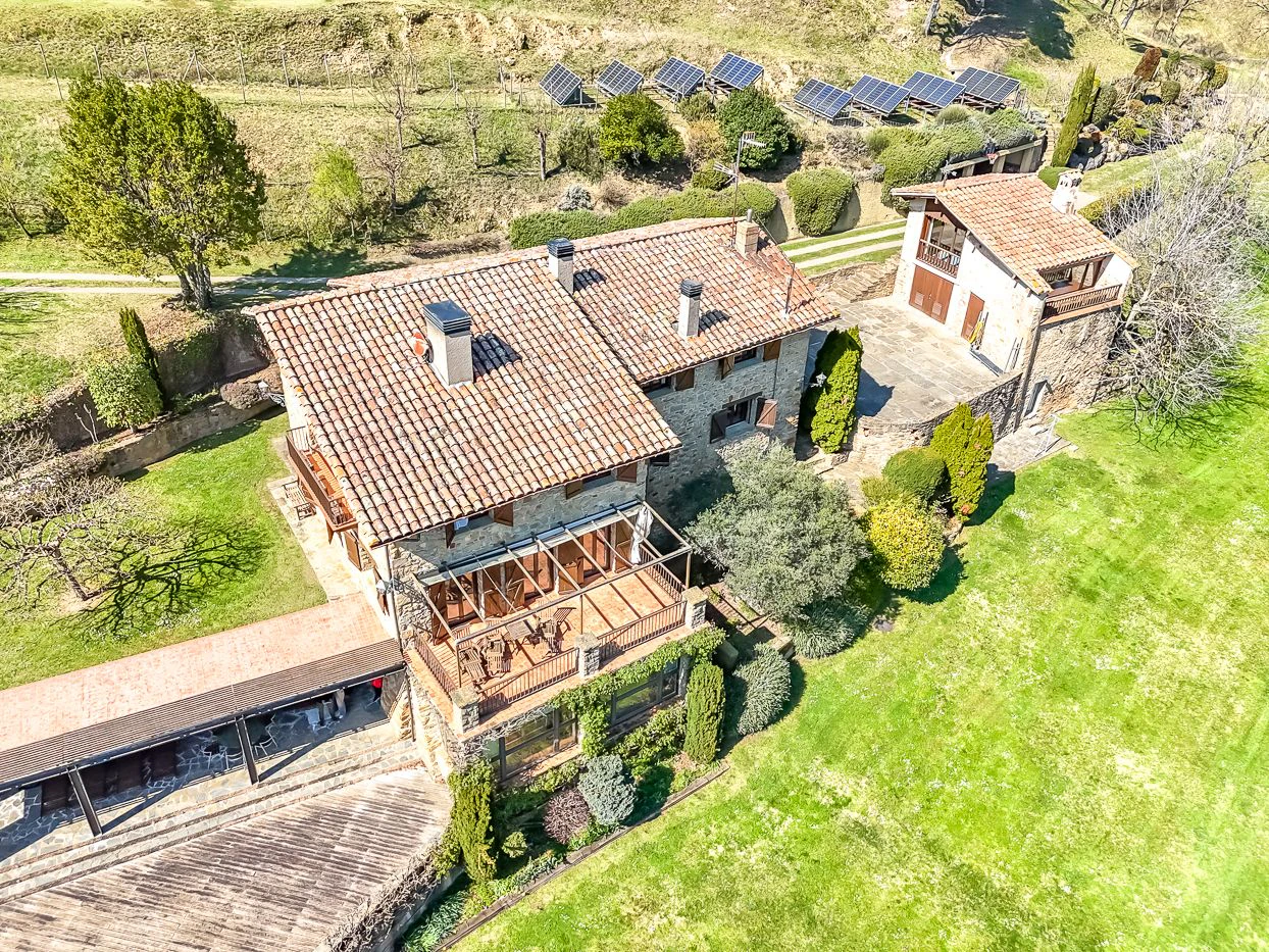 4395 - Country house in La Garrotxa with spectacular views of the Pyrenees