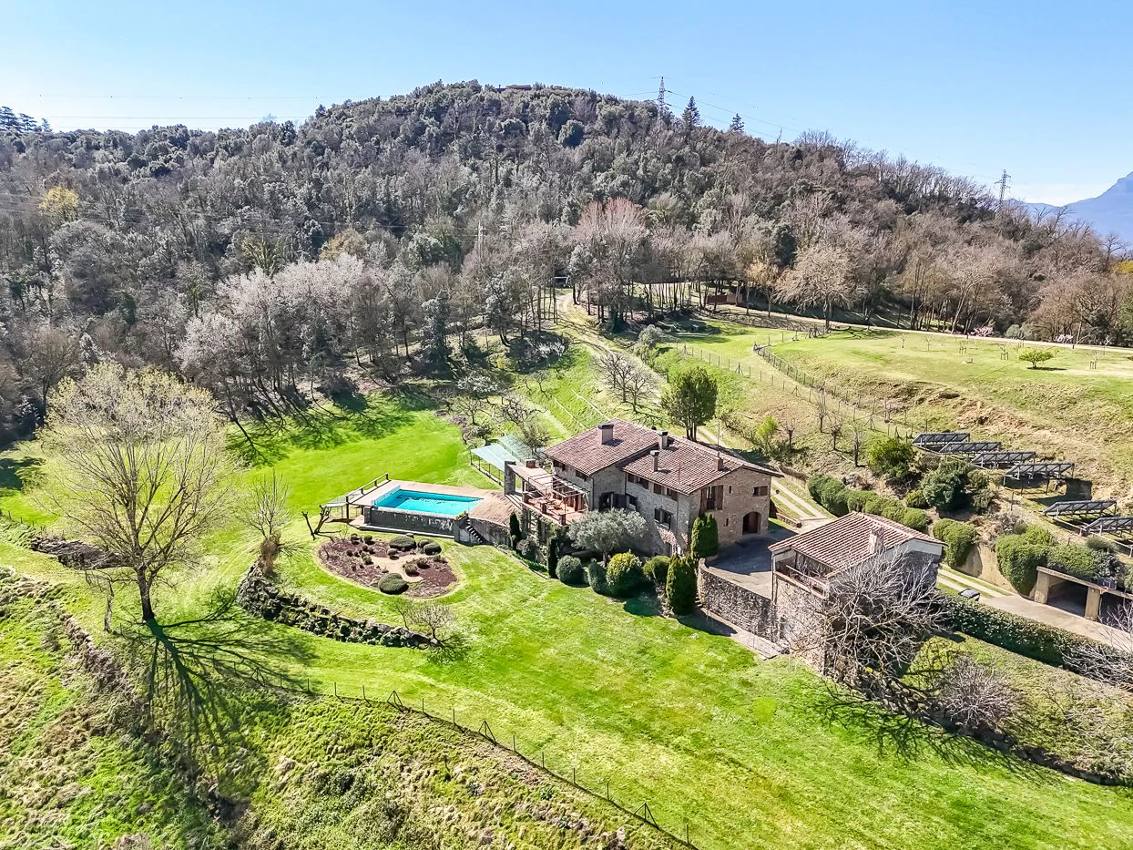 4395 - Country house in La Garrotxa with spectacular views of the Pyrenees
