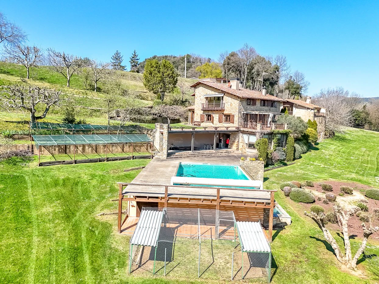 4395 - Country house in La Garrotxa with spectacular views of the Pyrenees