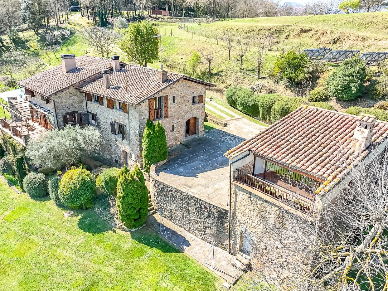 4395 - Country house in La Garrotxa with spectacular views of the Pyrenees