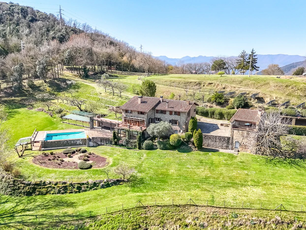 4395 - Country house in La Garrotxa with spectacular views of the Pyrenees
