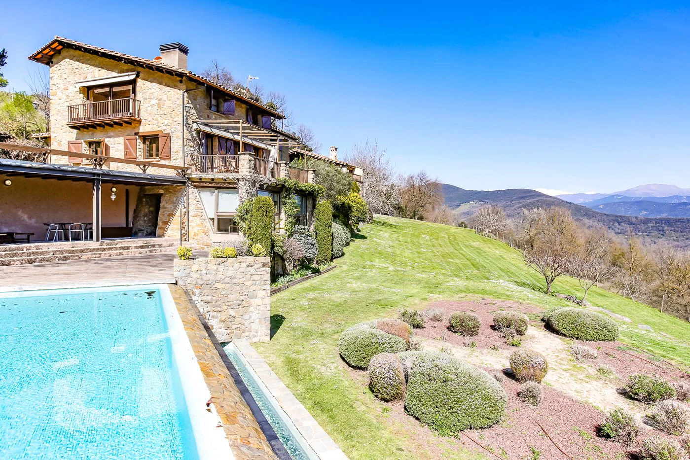 4395 - Country house in La Garrotxa with spectacular views of the Pyrenees