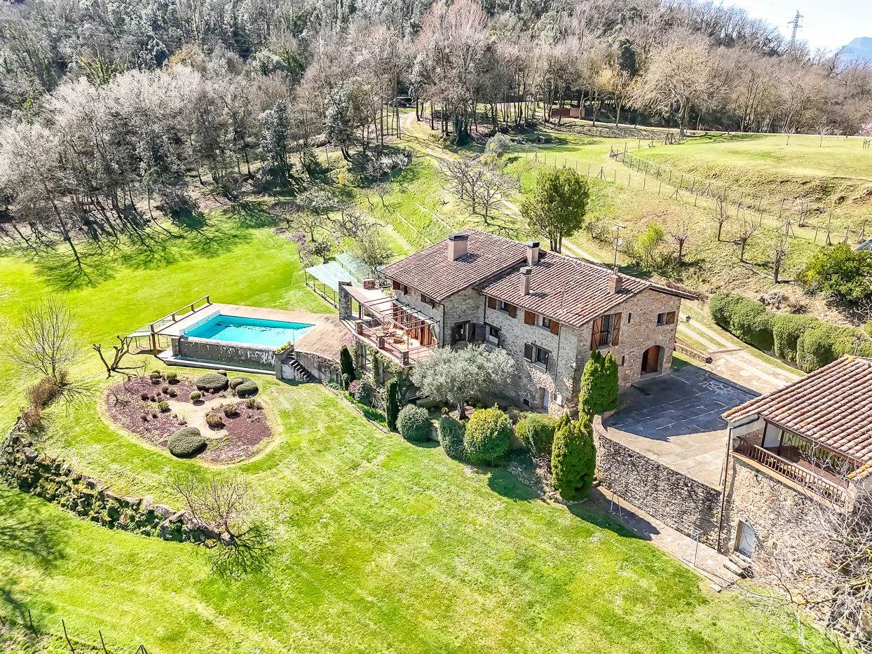 4395 - Country house in La Garrotxa with spectacular views of the Pyrenees