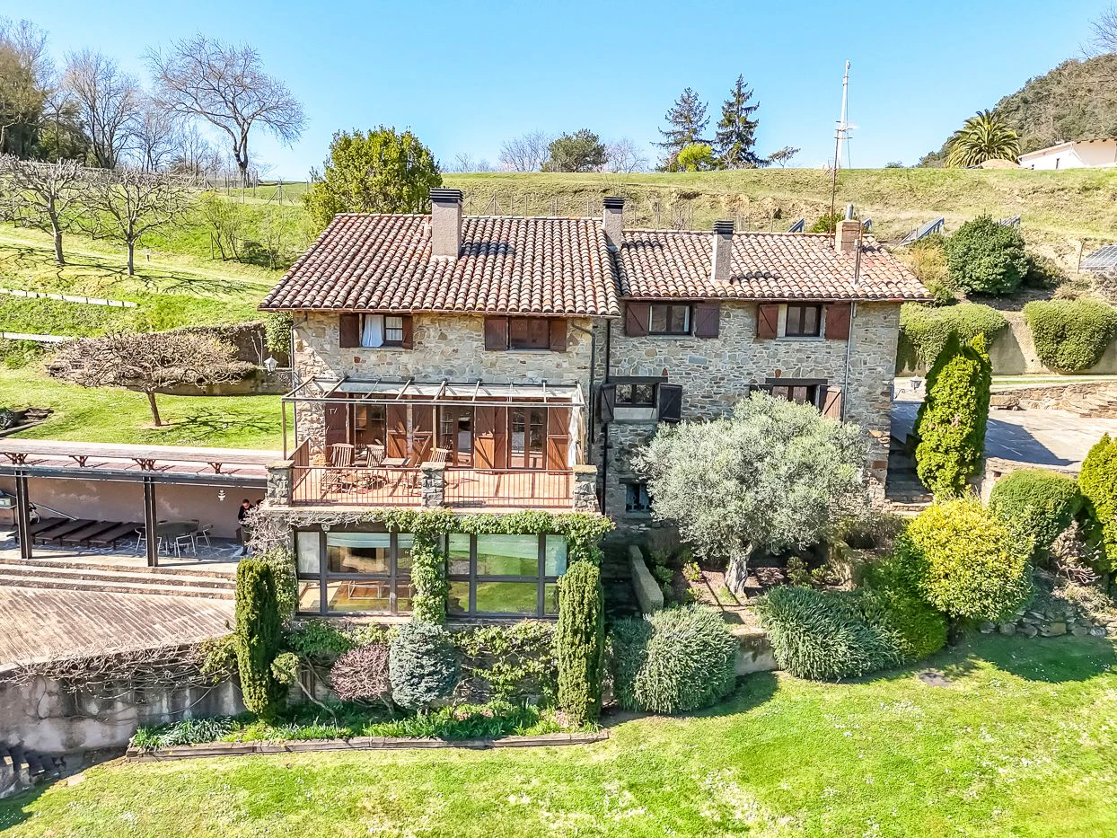 4395 - Country house in La Garrotxa with spectacular views of the Pyrenees
