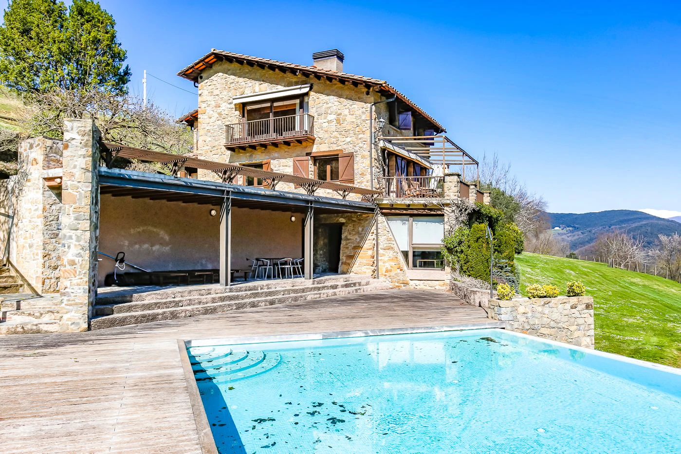 4395 - Country house in La Garrotxa with spectacular views of the Pyrenees