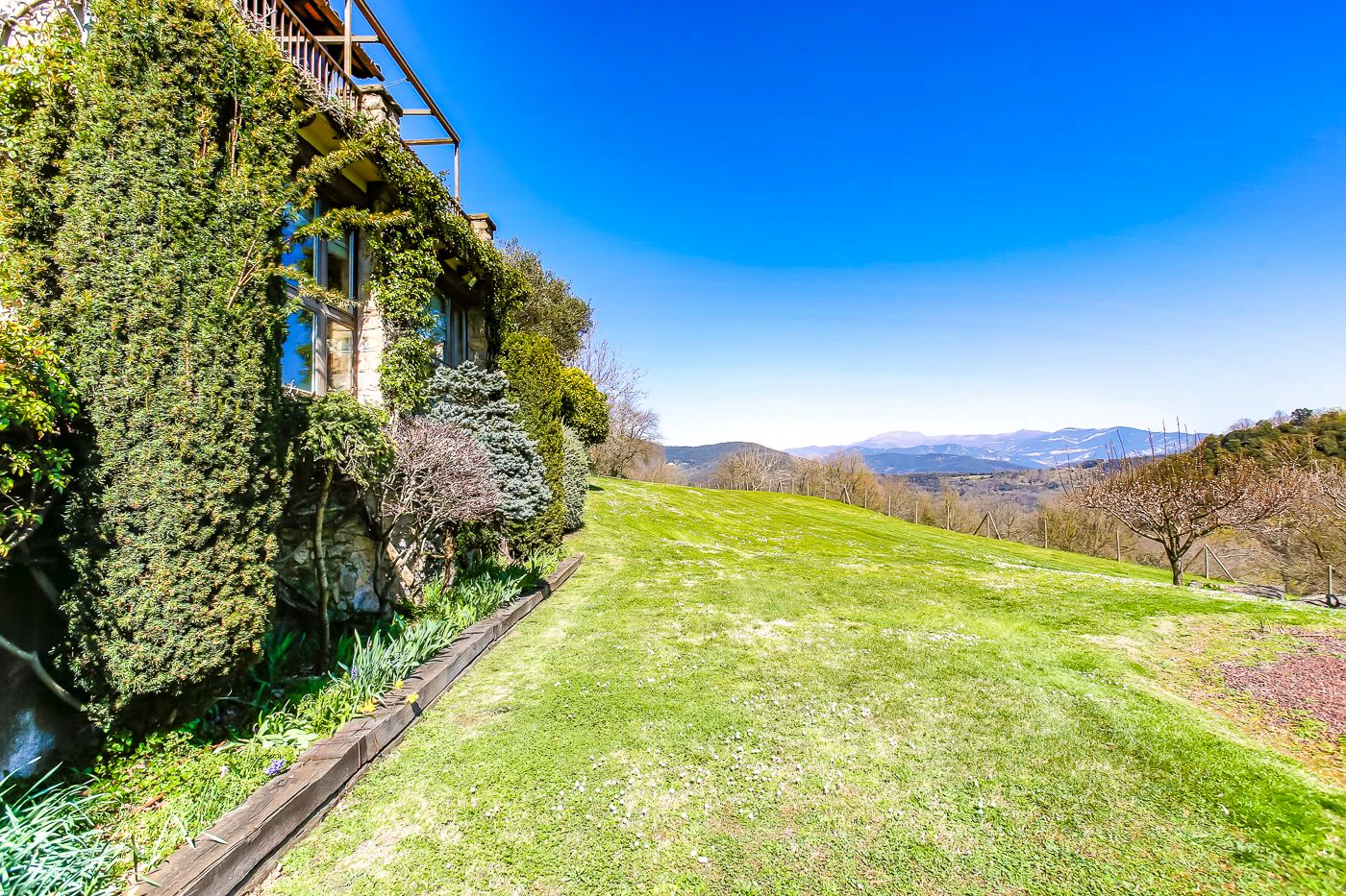 4395 - Country house in La Garrotxa with spectacular views of the Pyrenees