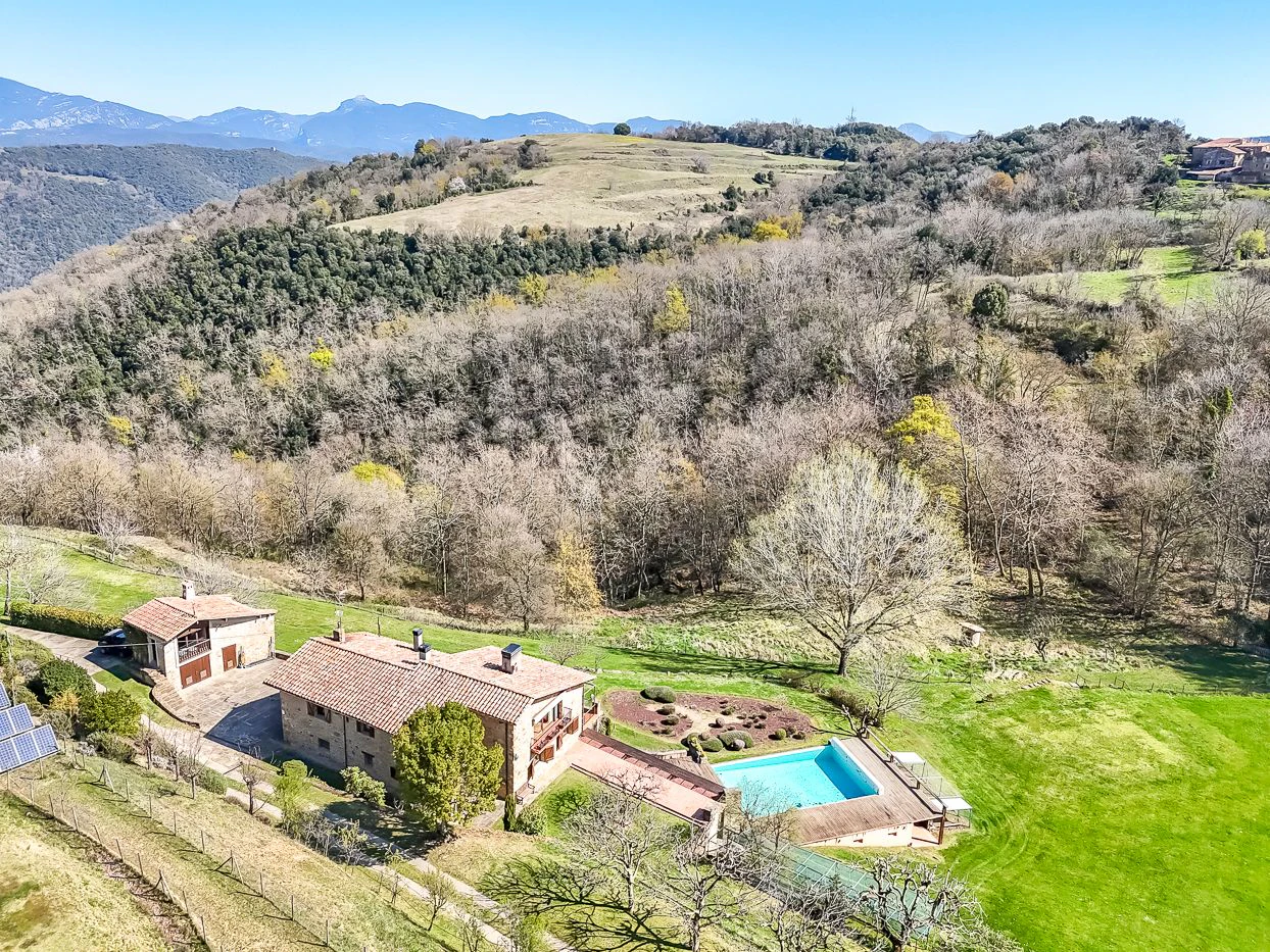4395 - Country house in La Garrotxa with spectacular views of the Pyrenees