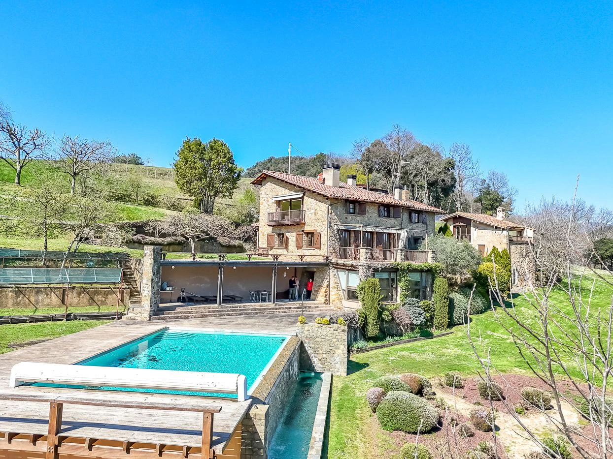 4395 - Country house in La Garrotxa with spectacular views of the Pyrenees