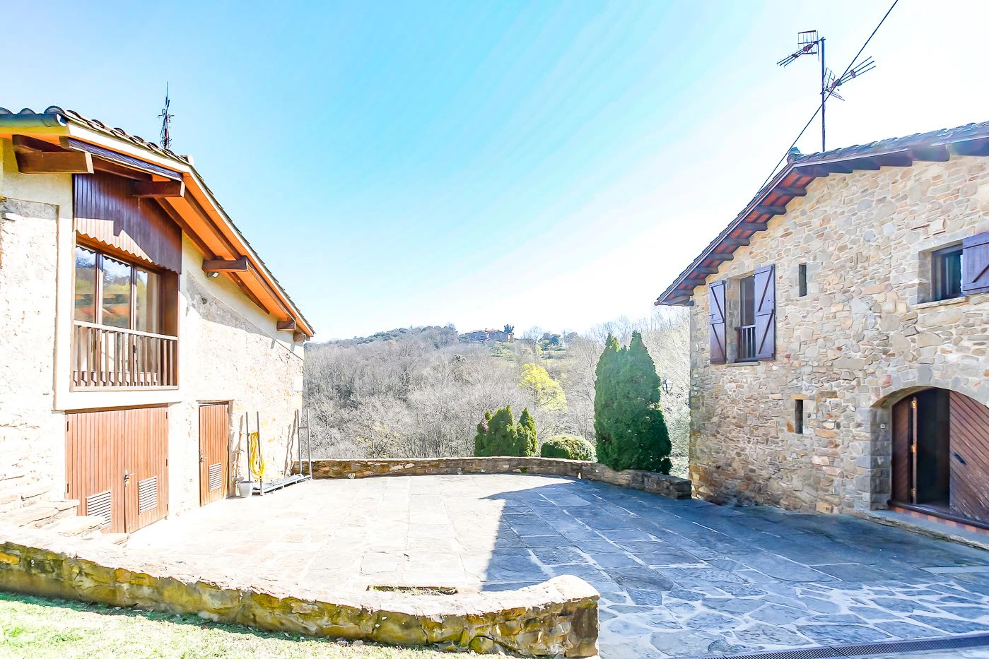 4395 - Country house in La Garrotxa with spectacular views of the Pyrenees