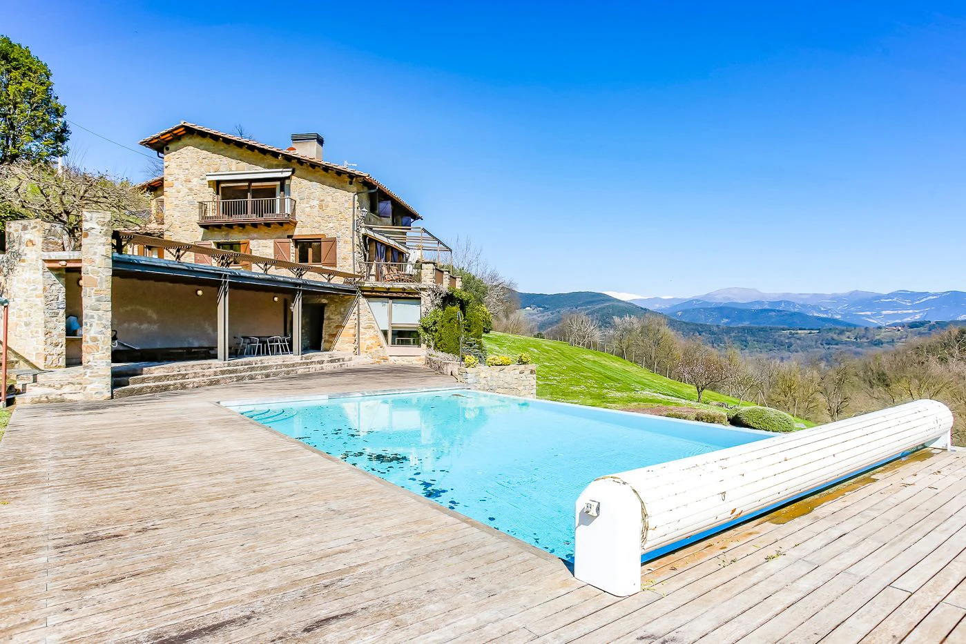 4395 - Country house in La Garrotxa with spectacular views of the Pyrenees