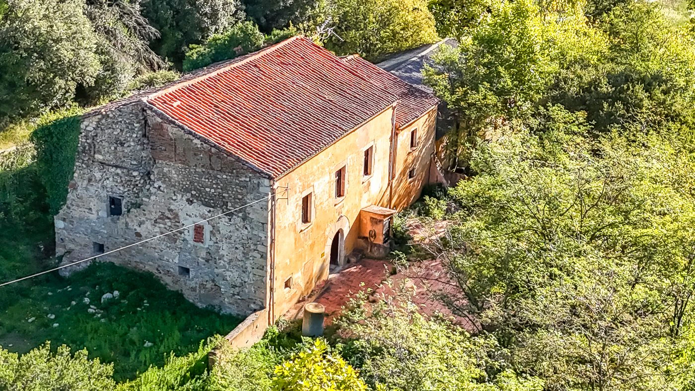 Masia para rehabilitar en la falda del parque natural del Montseny. 12 hectáreas con parte de cultivo.