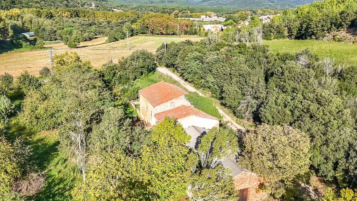 Masia para rehabilitar en la falda del parque natural del Montseny. 12 hectáreas con parte de cultivo.