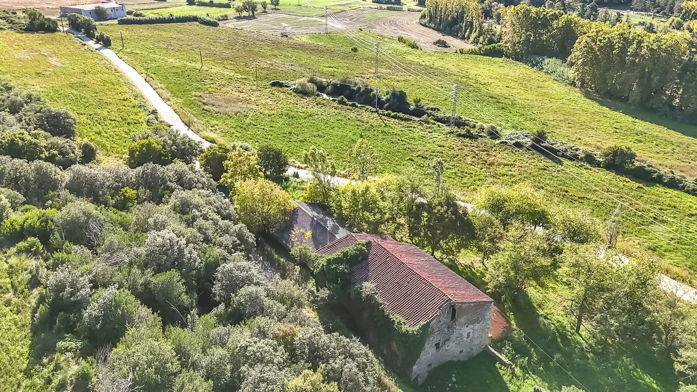 Masia para rehabilitar en la falda del parque natural del Montseny. 12 hectáreas con parte de cultivo.