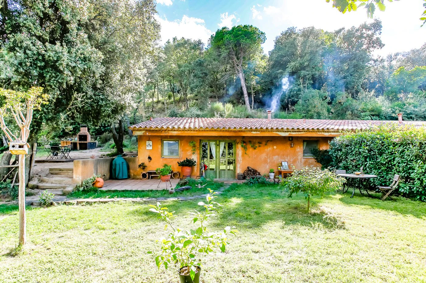 1517 - Conjunto de tres apartamentos reformados + masía para rehabilitar en parcela de 20 ha.