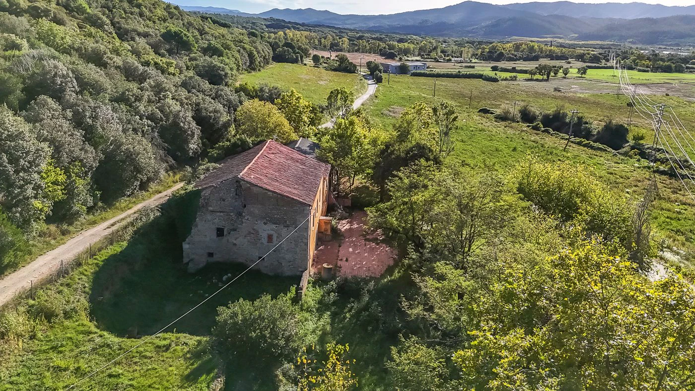 Masia para rehabilitar en la falda del parque natural del Montseny. 12 hectáreas con parte de cultivo.