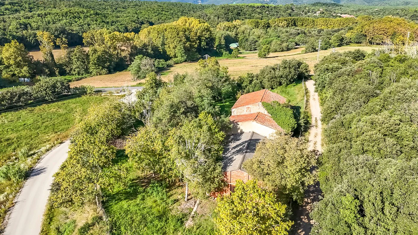 Masia para rehabilitar en la falda del parque natural del Montseny. 12 hectáreas con parte de cultivo.