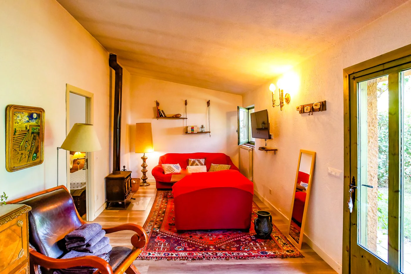 1517 - Conjunto de tres apartamentos reformados + masía para rehabilitar en parcela de 20 ha.
