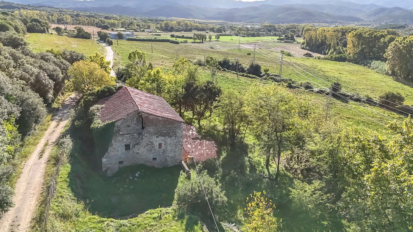 Masia para rehabilitar en la falda del parque natural del Montseny. 12 hectáreas con parte de cultivo.