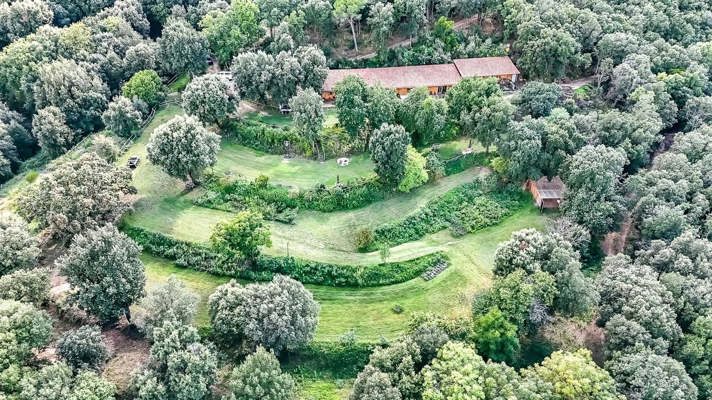1517 - Conjunto de tres apartamentos reformados + masía para rehabilitar en parcela de 20 ha.