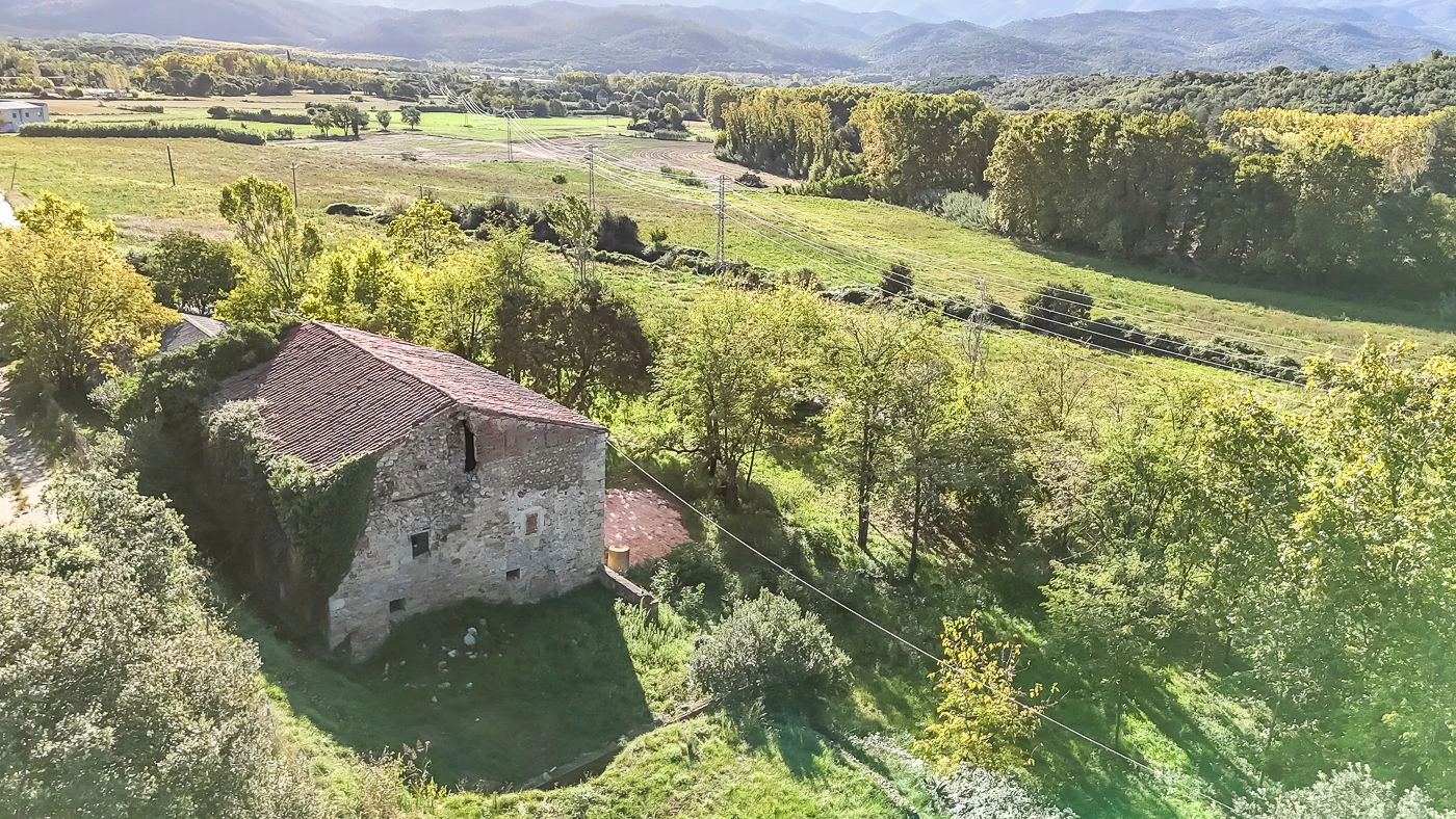 Masia para rehabilitar en la falda del parque natural del Montseny. 12 hectáreas con parte de cultivo.