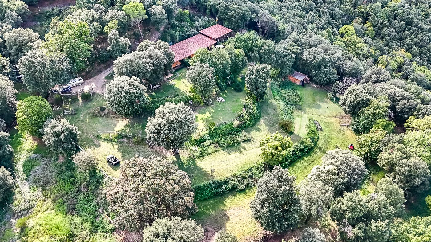 1517 - Conjunto de tres apartamentos reformados + masía para rehabilitar en parcela de 20 ha.