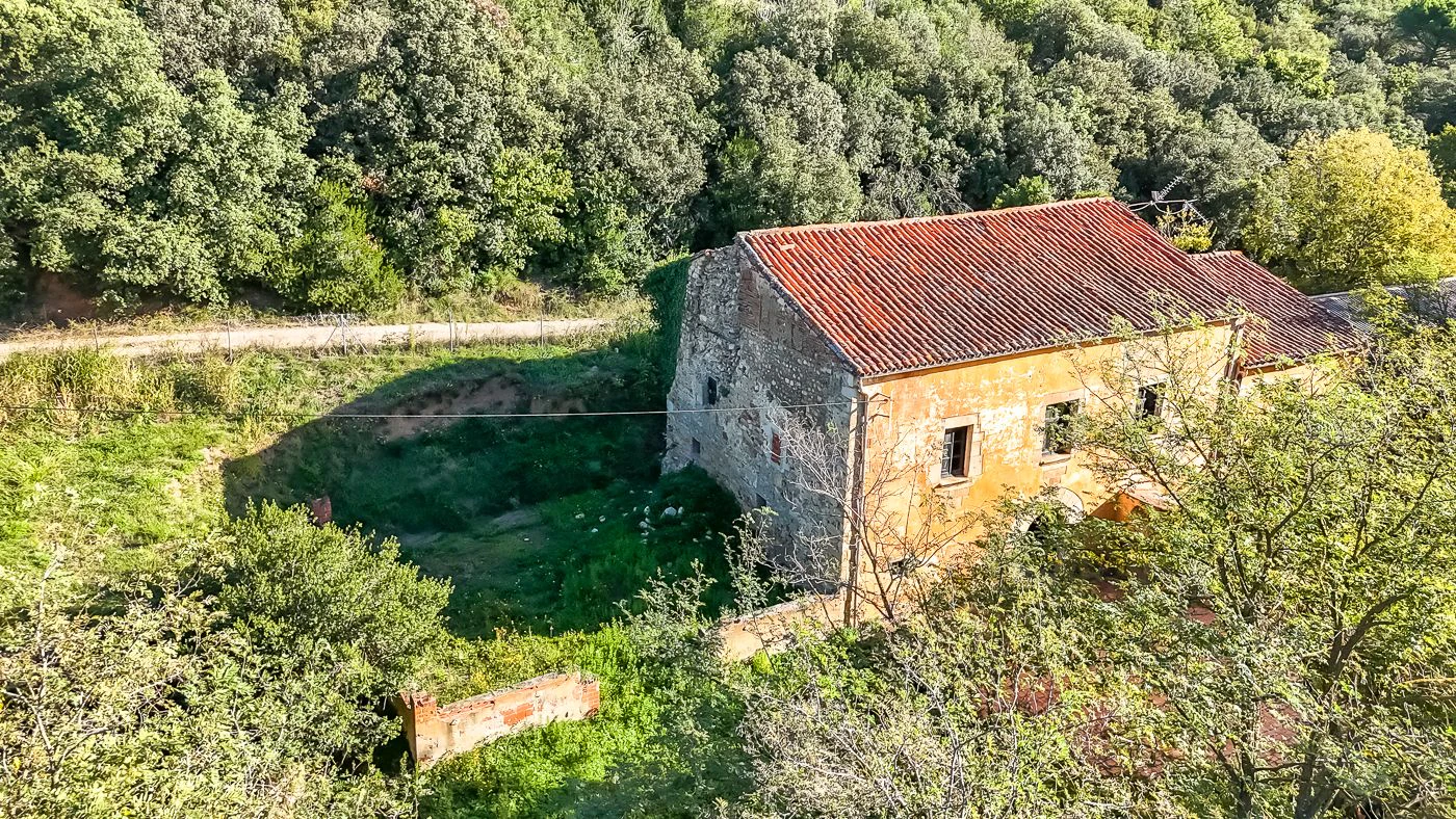 Masia para rehabilitar en la falda del parque natural del Montseny. 12 hectáreas con parte de cultivo.