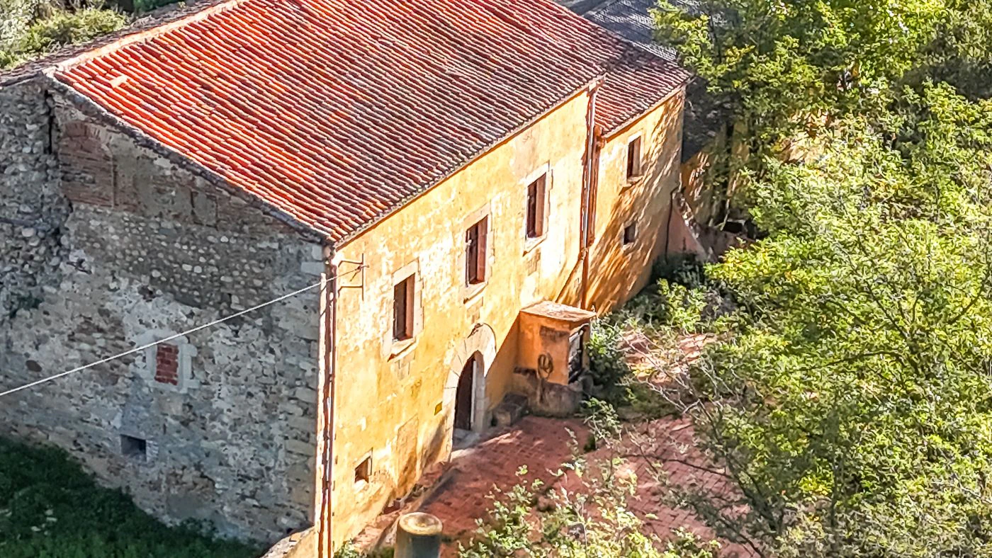Masia para rehabilitar en la falda del parque natural del Montseny. 12 hectáreas con parte de cultivo.