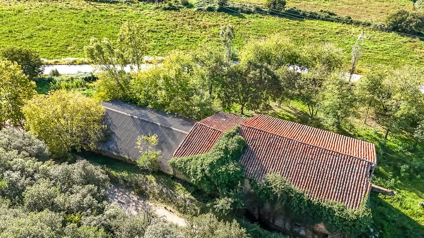 Masia para rehabilitar en la falda del parque natural del Montseny. 12 hectáreas con parte de cultivo.